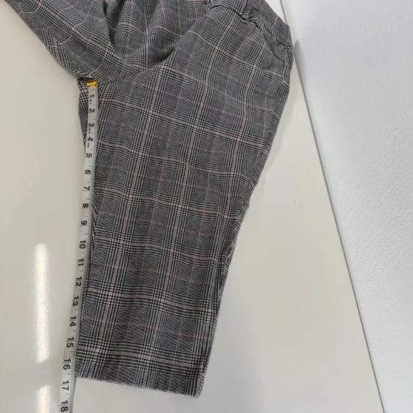 Old Navy Women's Plaid High-rise Pixie Tailored to Bermuda Knee Shorts Size 16 - Picture 5 of 9